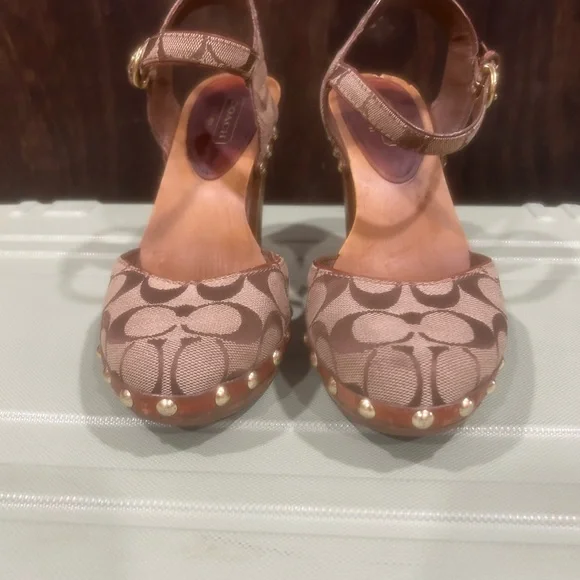 Woman’s vintage coach heels - Picture 2 of 5